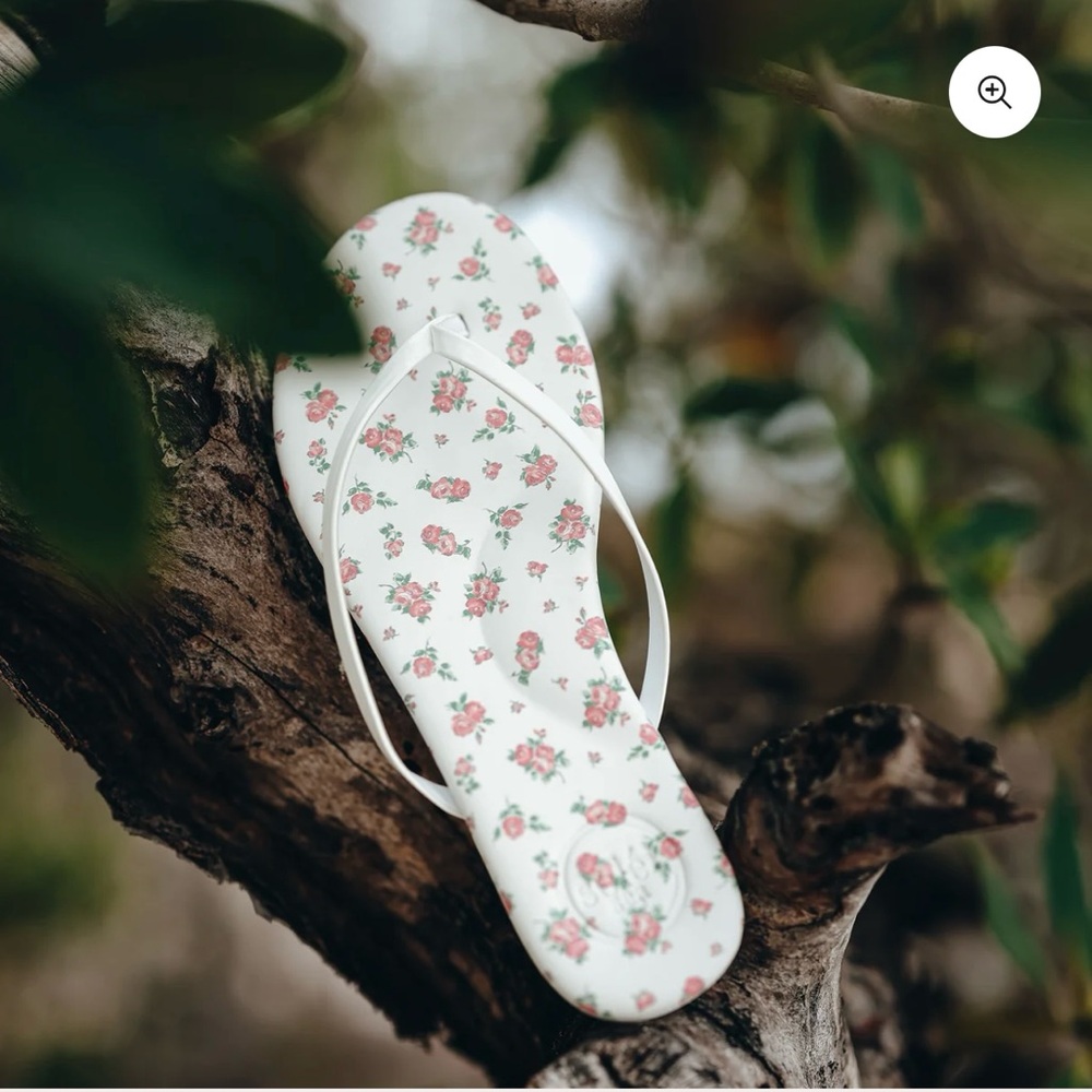 Solei Sea Indie white/pink floral sandal flip flop size 11 New - Picture 2 of 8